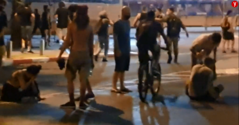 Anti-Netanyahu Protest in Tel Aviv - beaten screenshot