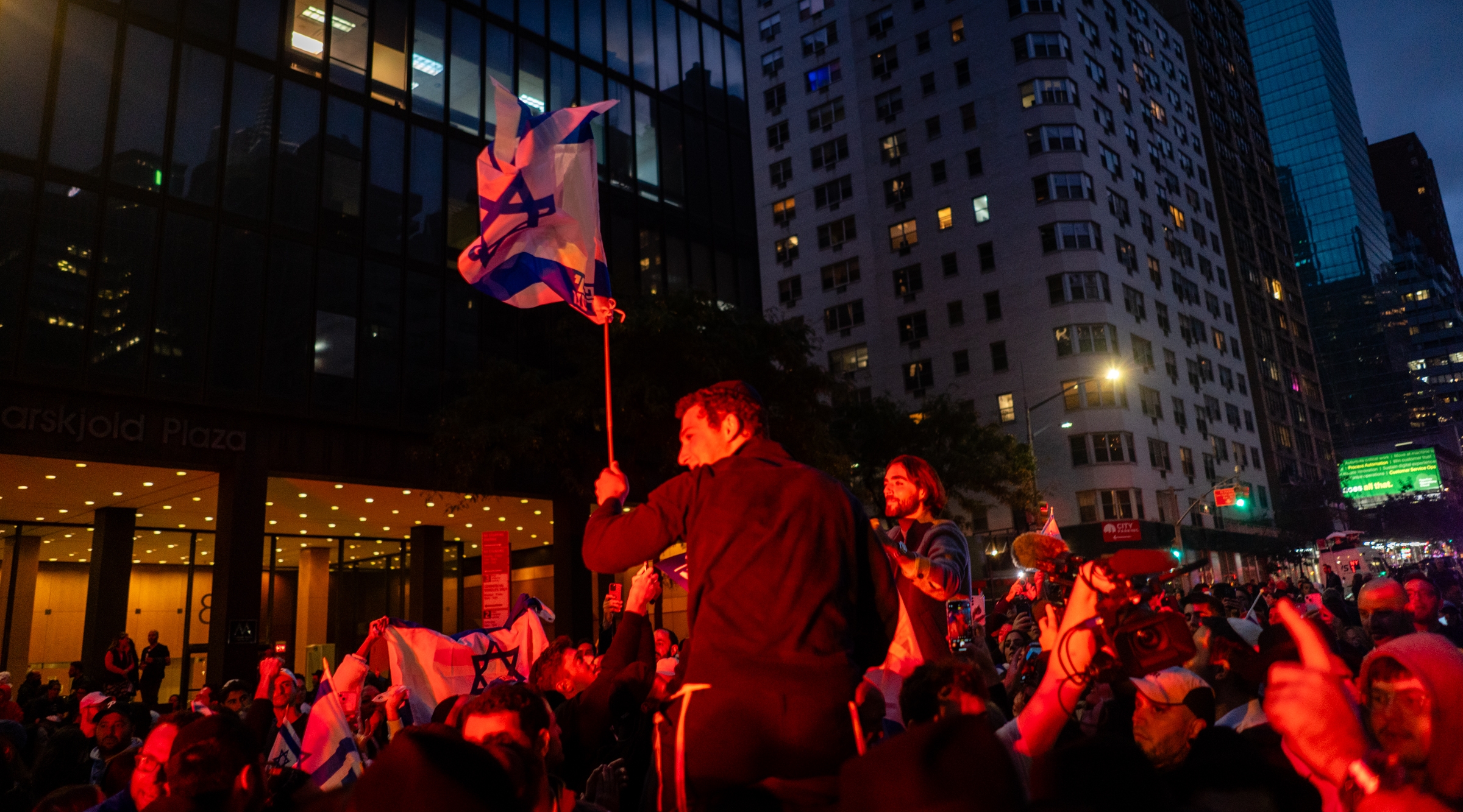 Days later, the Jewish community held its first major gathering in support of Israel. Hundreds gathered across from the United Nations in midtown Manhattan to mourn the dead and demand the release of Hamas hostages, Oct. 10, 2023. (Luke Tress)